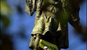 Activistas de Greenpeace 'toman' la estatua de Colón de Barcelona
