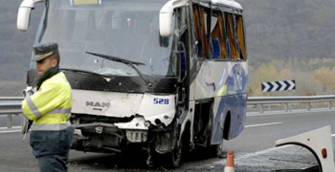 Tres muertos y once heridos en un accidente de microbús en León