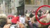 Una mujer de "apariencia desequilibrada" tira al suelo al Papa