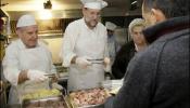 Rajoy cambia la corbata por un gorro de cocinero