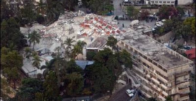 "El caos es total"; miles de personas duermen en la calle en Haití