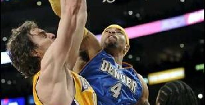 Los Nuggets apabullan a los Lakers con nueve triples de Billups