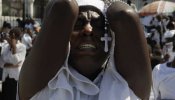 Los haitianos rezan y lloran por los muertos del seísmo