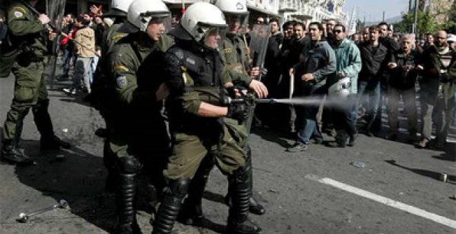 La policía griega carga contra los manifestantes