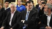 Rajoy firma con sindicatos y empresarios una nueva ayuda a parados de larga duración