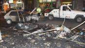 Un grupo de desconocidos incendian cuatro contenedores y un coche en San Sebastián