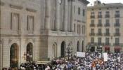 Unas 2.000 personas secundan la convocatoria de Ciutadans en defensa de las instituciones