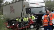 Fallecen dos personas al chocar dos camiones, uno cargado con sosa cáustica