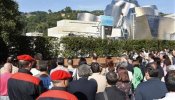 Familiares y compañeros homenajean al ertzaina asesinado en 1997 frente al Guggenheim