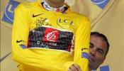 Óscar Pereiro recibe el jersey que le acredita como vencedor del Tour 2006