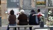Los españoles mantienen la tradición de ir a los cementerios a pesar del puente festivo