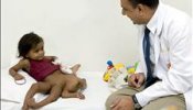 Continúa la operación de la niña de la India que nació con cuatro piernas y cuatro brazos