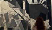 Molina encarga un informe sobre la manipulación del Guernica dentro del Museo Reina Sofía