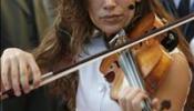 Termina el encierro de la violinista Patricia Argüelles en una habitación de cristal ante la Puerta de Alcalá