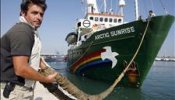 Greenpeace denuncia que su barco sigue retenido pese a la orden de alejarse del puerto de Tarragona
