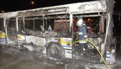 Encapuchados queman en Getxo (Vizcaya) un autobús de transporte público