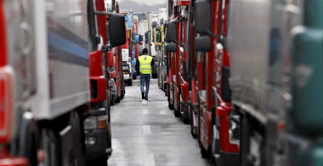 Los camioneros italianos mantienen los bloqueos a pesar de la orden ministerial de suspender la protesta