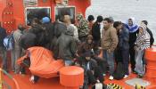 Llegan a Gran Canaria 79 inmigrantes rescatados por Salvamento Marítimo