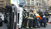 Diez heridos por el choque de una ambulancia y un turismo en el centro de Barcelona