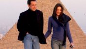 Sarkozy y Carla Bruni pasean de la mano bajo las pirámides