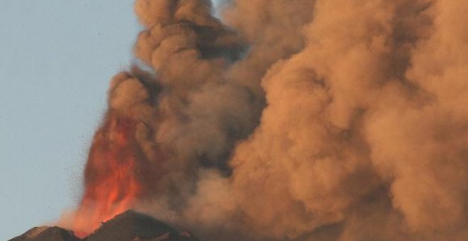 Pobladores abandonan sus casas por erupción del volcán Llaima en el sur de Chile