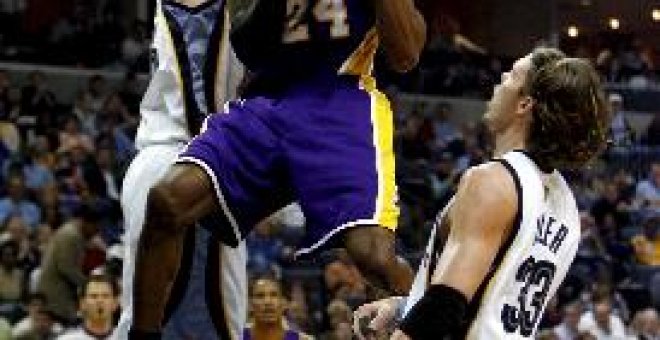 100-99. Bryant sigue siendo protagonista y dirige a los Lakers frente a los Grizzlies