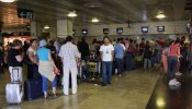 Pasajeros de Aerolíneas Argentinas reclaman en Barajas por retrasos de hasta 20 horas