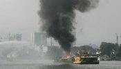 Llega al puerto de Gijón el arrastrero que se incendió frente al litoral de Asturias