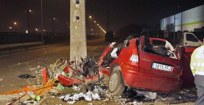 Fallece un joven tras perder el control de su vehículo y chocar contra un poste de tendido eléctrico