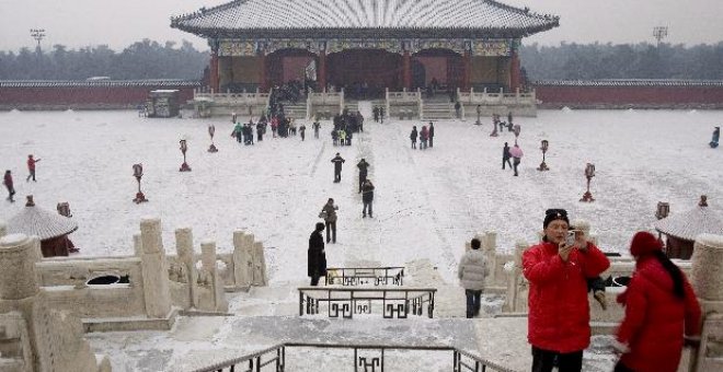 China en estado de alerta máxima por nevadas, con 40 muertos y caos en el transporte