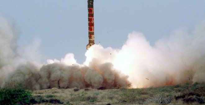 Pakistán ensaya con éxito un misil de medio alcance con capacidad nuclear
