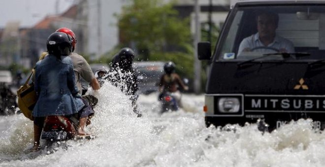 Cerrado el aeropuerto de Yakarta y retrasados 120 vuelos por las lluvias