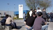 Los trabajadores de Nissan cortan la Ronda pese al amplio despliegue policial