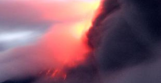 El volcán Tungurahua de Ecuador despierta con fuerza y no deja de bramar