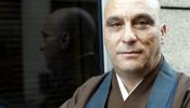 "Sentarse y sentirse", el consejo zen de Dokushô Villalba para combatir el consumismo