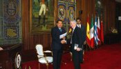 Chávez saluda con un "bienvenido a su casa" al embajador de España