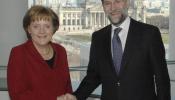 Rajoy se reúne mañana con Merkel para hablar del 9-M, inmigración y seguridad