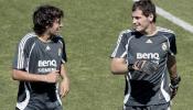 Raúl y Casillas firman un contrato vitalicio con el Real Madrid