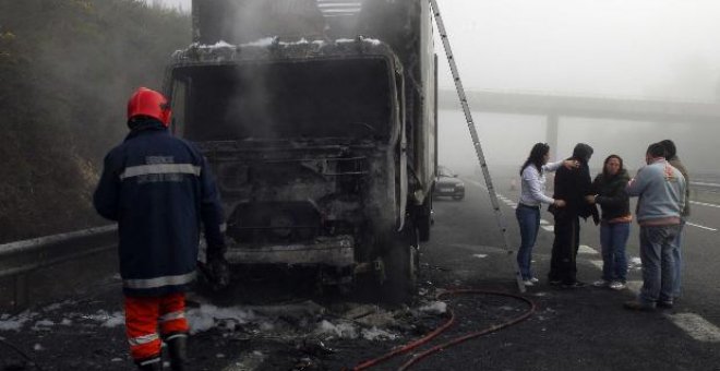 Un incendio en los márgenes provoca el corte de la autovía de Rías Baixas en A Cañiza