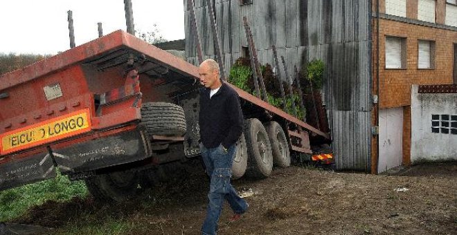 Retiran un camión que llevaba más de dos meses empotrado en una casa en Galicia