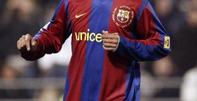 El Barcelona apunta a la renovación de Ronaldinho por "su compromiso"