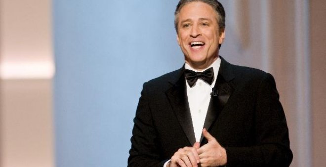 Jon Stewart hace gala de su humor en una ceremonia correcta