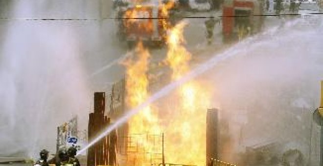 Los Bomberos de Barcelona logran apagar la llama de la fuga de gas tras dos horas ardiendo