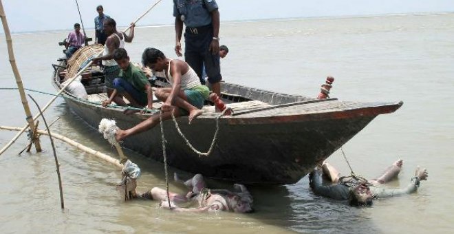 Al menos 25 muertos tras hundirse un barco en el que viajaban más de cien personas