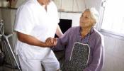 Casi el 100% de las personas que cuidan a los mayores dependientes son mujeres, según el CIG