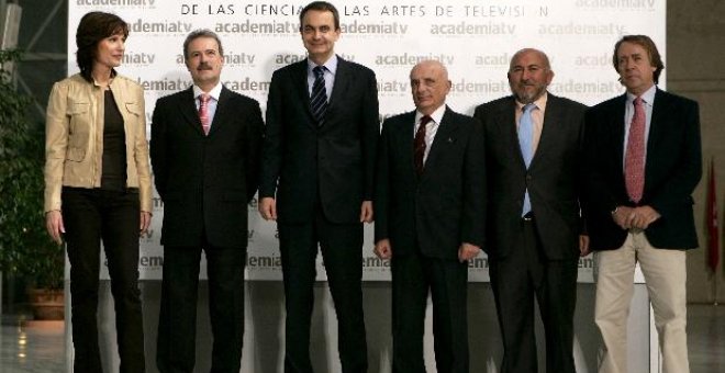 Zapatero apuesta por hablar de futuro y aporta un "libro blanco" con los datos del debate