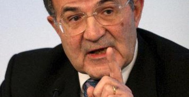 Prodi anuncia que "ha terminado" con la política italiana