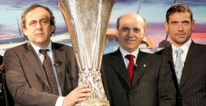 El Sevilla devolvió la Copa de la UEFA en una gala celebrada en Manchester