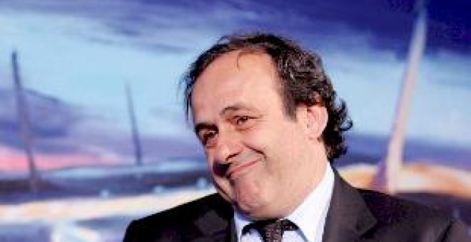 Platini "totalmente contrario" a la compra de clubes ingleses por extranjeros