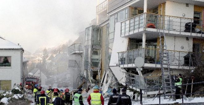 Nuevas evacuaciones por el incendio y riesgo de explosión de gas tras el derrumbe de un edificio